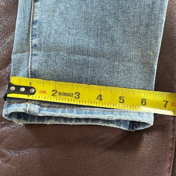 Stylish Distressed Relaxed Fit Jeans - Picture 16 of 16